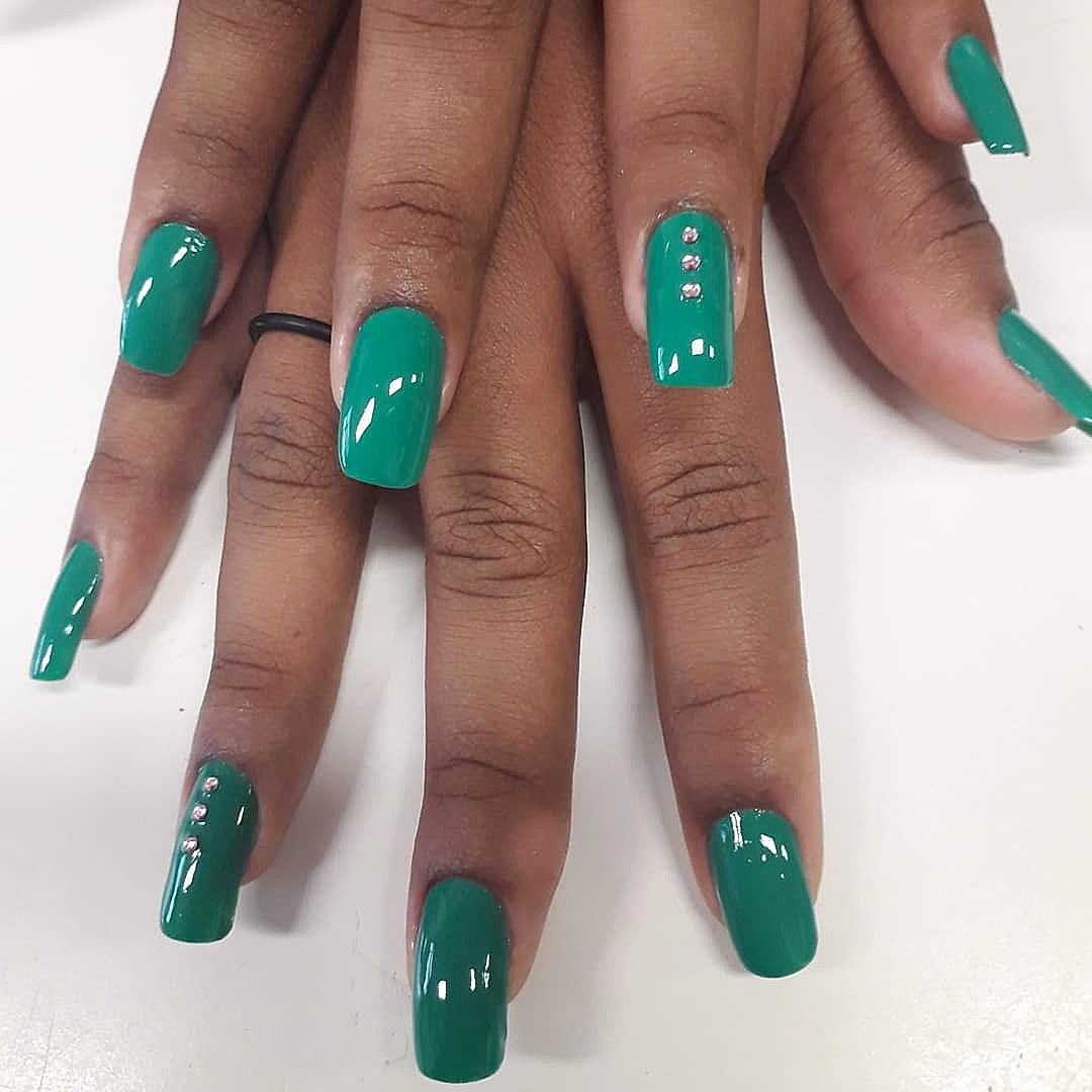 Manicure com esmalte verde esmeralda e brilho