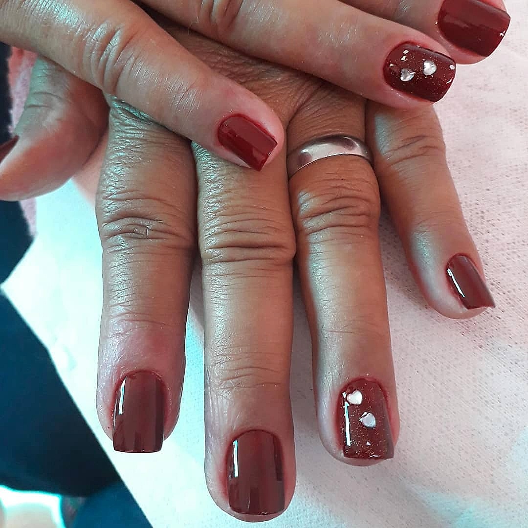 Manicure com esmalte marsala e brilho